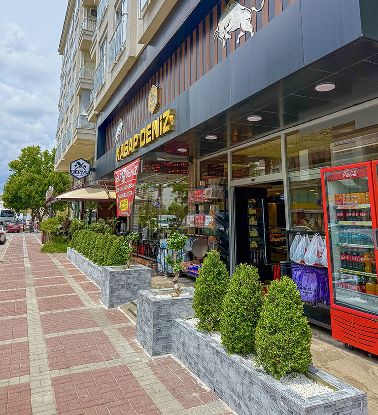 Kasap Deniz dükkanının modern ve şık dış görünümü